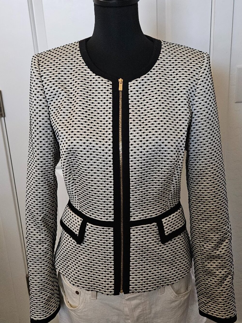 Calvin Klein Black & white, Fitted Blazer, Full zip-front blazer size 6
